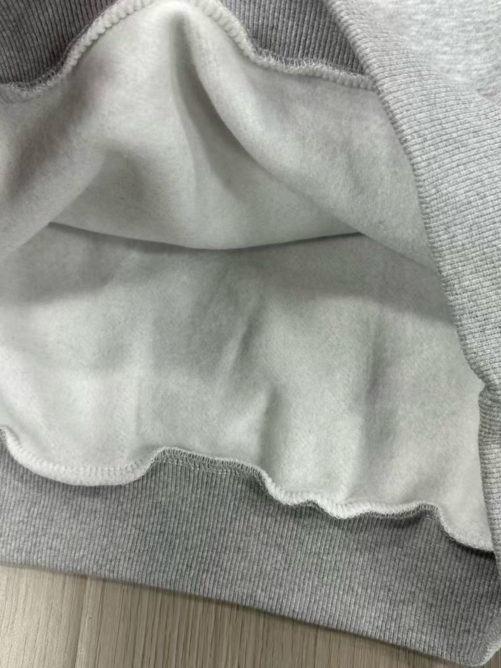 ALO Yoga Men’s Heather Light Gray Crewneck Sweatshirt - Picture 2 of 4